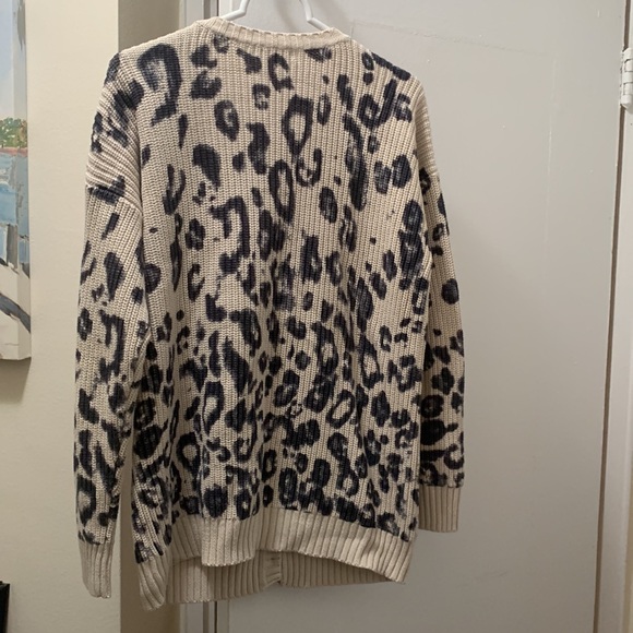 525 America 100% cotton v-neck sweater cardigan. Two front pockets. - Picture 2 of 4